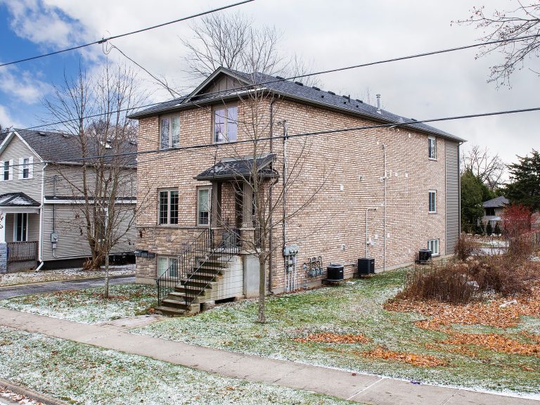 London student rentals in a well-maintained triplex located just minutes from Western University (UWO)